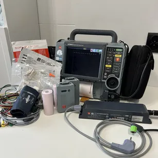 Defibrylator LIFEPAK 15 / j. polski / r. 2014 z zasilaczem karetkowym