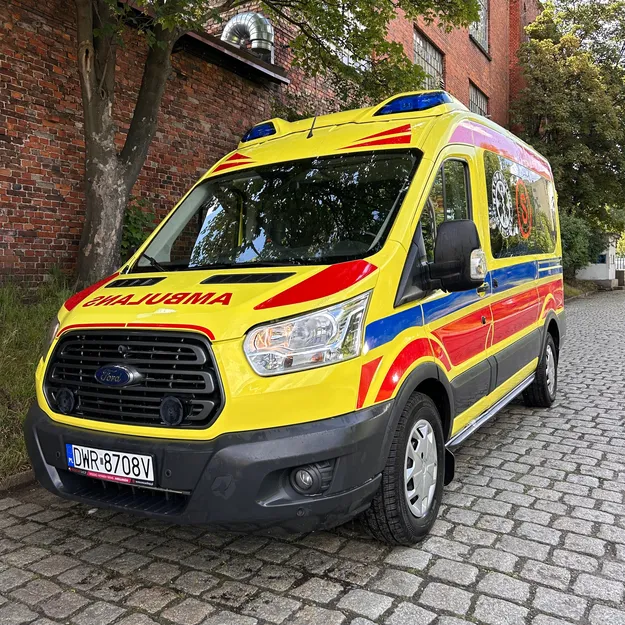 AMBULANS FORD TRANSIT / r. 2017 / z noszami Stryker M-1 i rampą