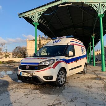 Ambulans Fiat DOBLO z wyposażeniem, 2023 rok, 73N