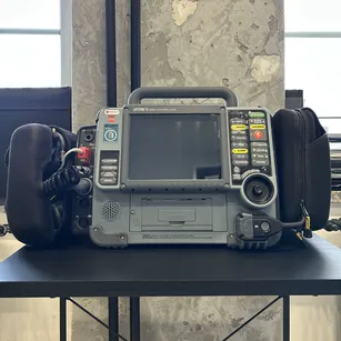 Defibrylator LIFEPAK 15 / j. polski / r. 2010 z ładowarką