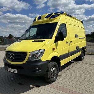 AMBULANS Mercedes Sprinter 519 / r. 2015 / 4x4 z noszami Ferno Mondial