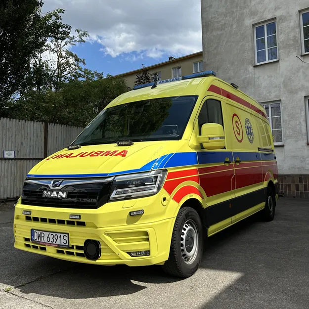 AMBULANS MAN TGE, r. 2020 z przejściem / Nosze elektryczne KARTSANA