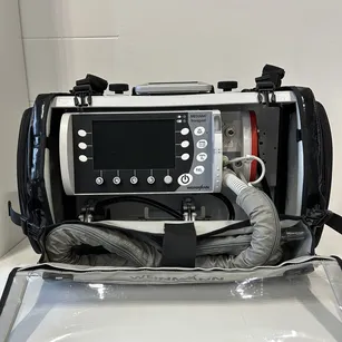 Respirator WEINMANN model MEDUMAT Transport / butla 2.7l, ładowarka i uchwyt karetkowy